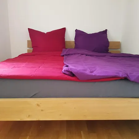 Ruhiges Doppelzimmer In Privatwohnung An Der U-Bahn, Geteiltes Bad, Eigenes Wc